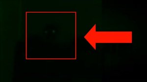 Жуткие видео! Призрак попал в объектив камеры в доме ночью