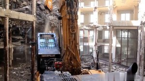 Экскаватор CATERPILLAR 345C в работе при разборе здания