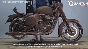 Мужчина восстанавливает брошенный мотоцикл JAVA.