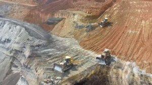 6 бульдозеров Caterpillar D9T, Caterpillar D9R и Komatsu D275AX работают совместно.