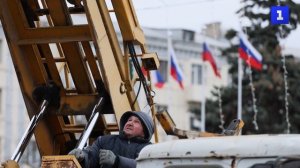 На Театральной площади Луганска украшают главную новогоднюю ель