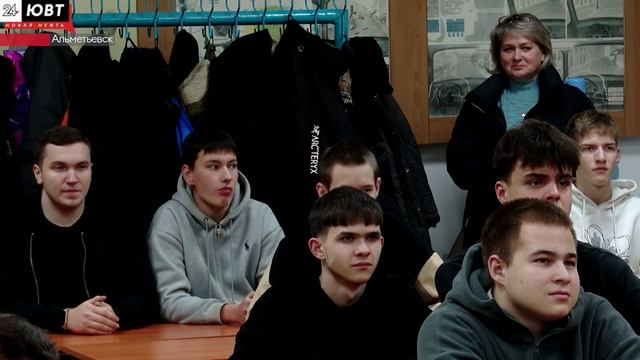 В Альметьевске для учеников автоколы провели урок мужества