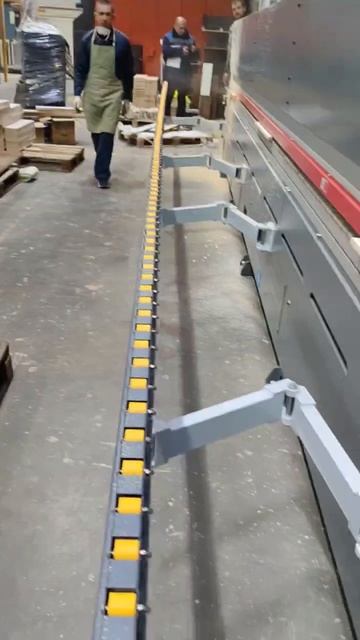 Облицовывание кромок на автоматическом кромкооблицовочном станке Sicar EB-450 D+J+PUR смотреть онлайн