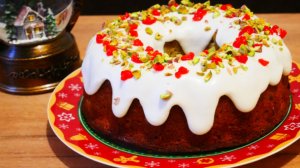 Новогодний кекс с вишней, изюмом и грецкими орехами