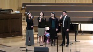 Поёт группа.