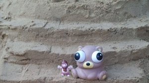 Ам ням и игры в песочнице стоим замок