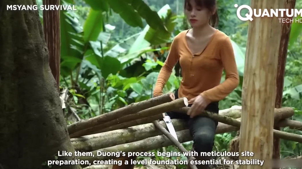 Молодая девушка строит убежище своими руками в диком лесу.