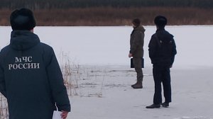 Сотрудники МЧС проводят рейды на замерзших водоемах и предупреждают рыбаков об опасности в России