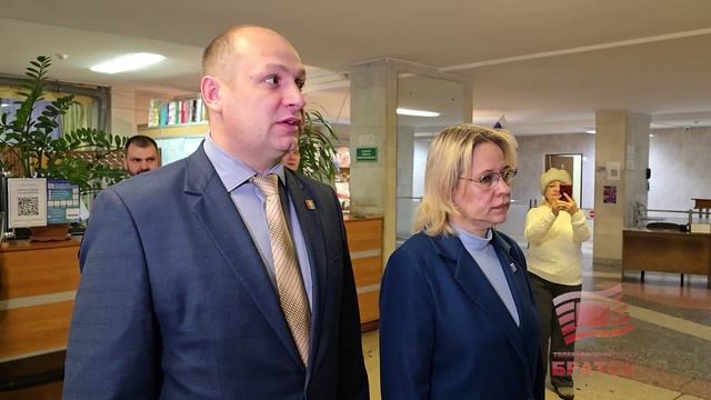 На сборный пункт в Шелехов для подписания контракта с Министерством обороны проводили троих братчан смотреть онлайн