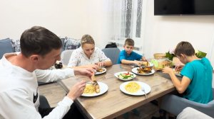 Обожгла руку, но не сдалась _ Мама готовит борщ и выпечку для семьи ИЗ ГОРОДА В ДЕРЕВНЮ ПЕРЕЗАГРУЗКА