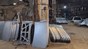Процесс изготовления автомобильного капота на пакистанском заводе сногсшибателен