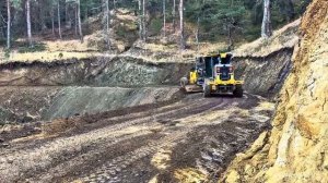 Как грейдер Deere 670 ремонтировал дороги, размытые бушующими водами #johndeere #грейдер