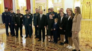 "Будь здоров!" - мальчик Антон обратился к Путину на церемонии в Кремле.