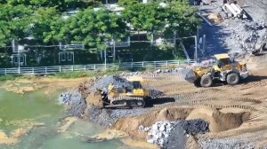 Ух ты!! Невероятное действие бульдозера Shantui И самосвалов Team Works, Ожидающих погрузки камня