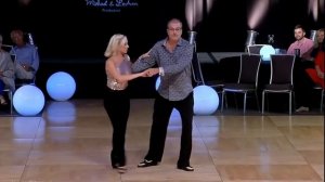 Красивый танец. Мужчина просто плывет по паркету.