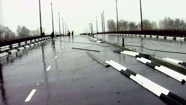 1998 год. Тюмень. Готовится к открытию путепровод Мельникайте.
