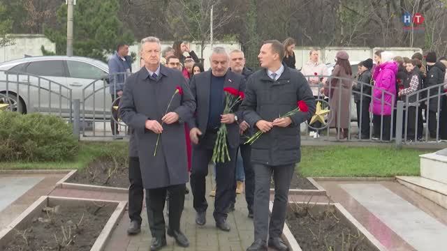 В День Героев Отечества в Новороссийске возложили цветы к братской могиле