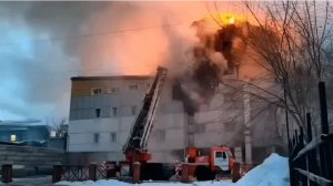 Всюду дым: опубликованы кадры загоревшегося торгового центра в Улан-Удэ.