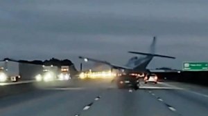 Самолет рухнул на крышу автомобиля при аварийной посадке в США: видео.