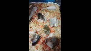 рыбка с макарошками в духовке