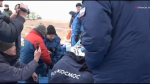 "Роскосмос" показал кадры эвакуации приземлившегося в Казахстане экипажа корабля "Союз МС-27