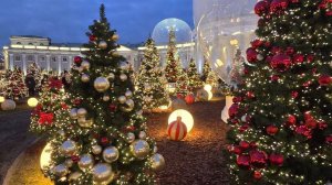 В НИИ имени Склифосовского расставили необычные новогодние украшения и ели.