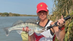 Рыбалка в Астрахани осенью в бухте Каспийского моря.