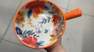 В Светофоре классные завалы посуды! Много новинок для кухни. Красивые тарелки, кружки, кастрюли.