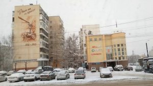 Прокатилась на трамвае: муралы на домах с Днем Победы