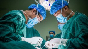 Женщина 5 месяцев ходила с ухом на ноге после травмы на работе