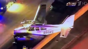 В США самолет совершил жесткую посадку на крышу автомобиля.