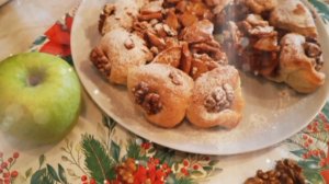 "Яблочно - ореховый Тарт" из слоёного дрожжевого теста.