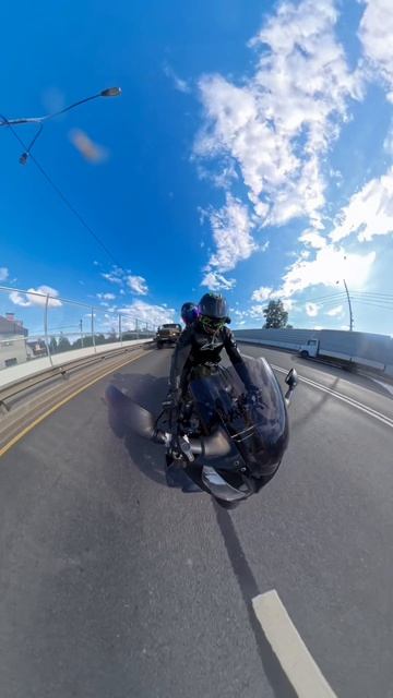 Под звуки музыки