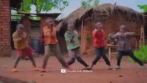 Чудесные дети-танцоры из Индии и Уганды мило танцуют новогодние танцы под новогодние песни