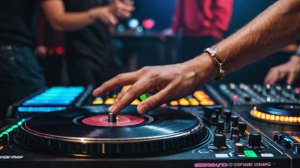 DJ играет лучшие треки в Serato DJ Pro