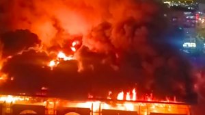 В Петербурге горит известный Правобережный рынок – огонь охватил 1,5 тысячи квадратных метров