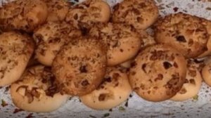 Песочное печенье на растительном масле с орехами.