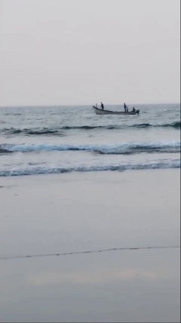 Лодки в море, рыбаки за рыбой