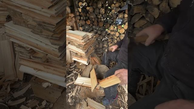 Ручная обработка традиционной кровельной дранки в Румынии