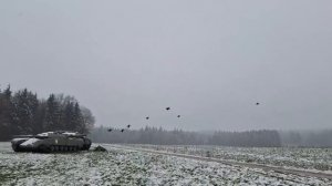 Кадры испытаний атаки роя дронов по танку!