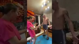 ОБОИ ЛЕТЯТ КЛЕЙ ВЕЗДЕ БЕЗУМНЫЙ РЕМОНТ ОТ ИРИШКИ И ПАШИ