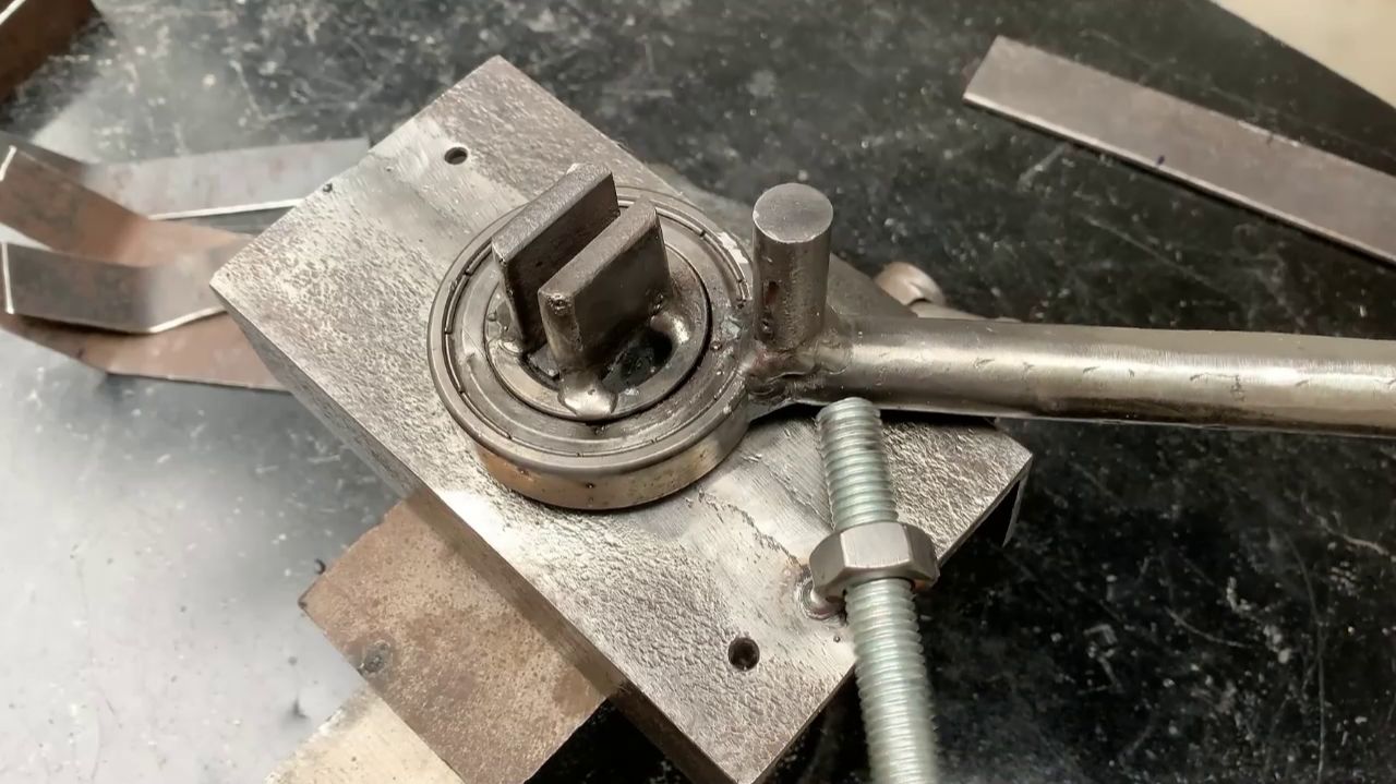 Маленький гибочный станок из подшипника