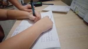 я делаю уроки.