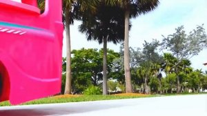 Дети отправляются в ПРИКЛЮЧЕНИЕ на розовой машинке!