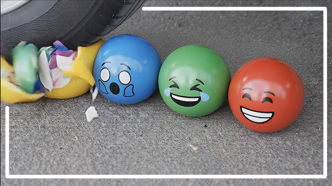 Мультики для детей. Едем на машине по ярким игрушкам, давим колесом. Мультики залипалки для малышни