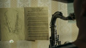 Шибанов играет на саксофоне с пистолетом