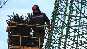 Хвойный наряд обретает главная ёлка столицы Хакасии, а улицы города украшаются световыми завесами