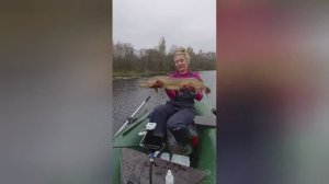 На улице снег и минус, а я ОДНА НА РЫБАЛКУ С ЛОДКИ!