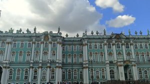 На Дворцовой площади.