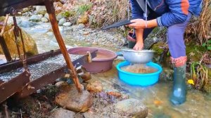 Поиск золота в горном ручье